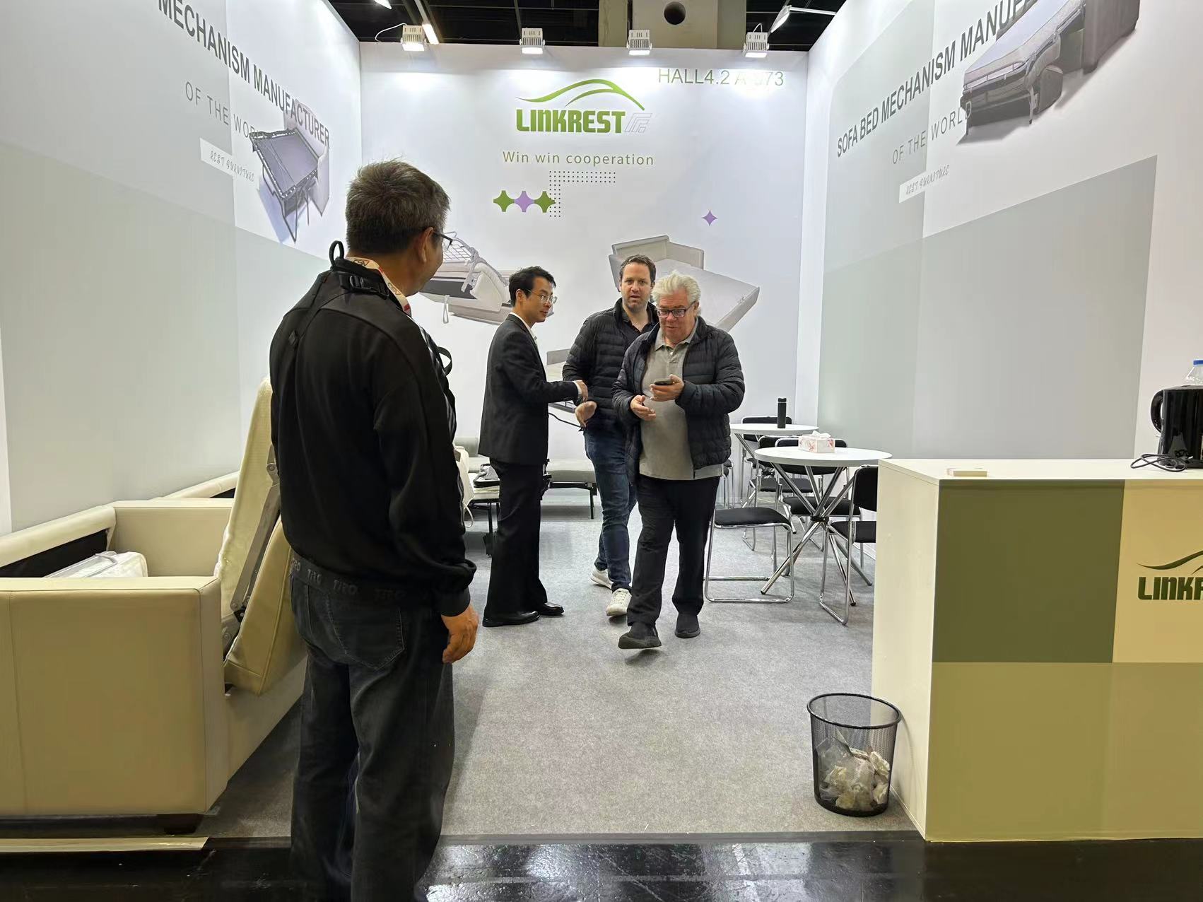 A kölni nemzetközi famegmunkáló vásár sikeresen véget ért, és a Linkrest Booth nagyon népszerű volt.